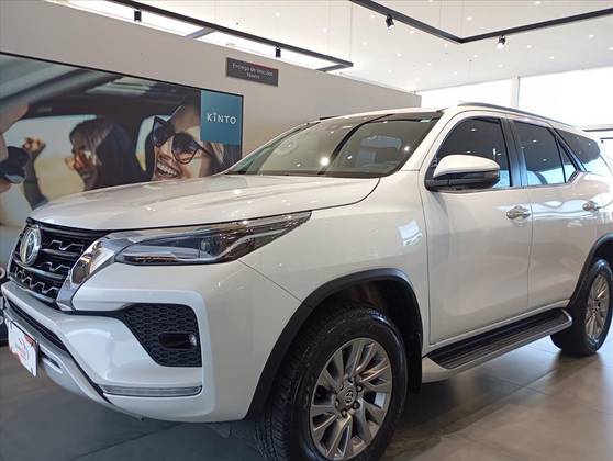 TOYOTA HILUX SW4 2.8 D-4D TURBO DIESEL SRX 7L 4X4 AUTOMÁTICO TOYOTA HILUX SW4 2.8 D-4D TURBO DIESEL SRX 7L 4X4 AUTOMÁTICO